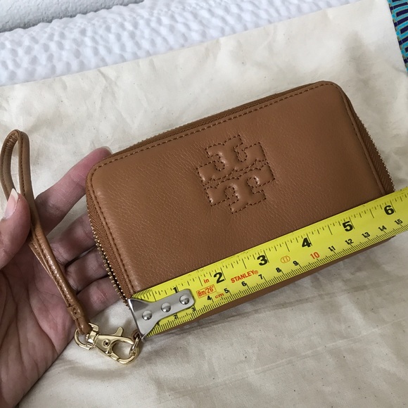 Tory Burch Handbags - 💯 Authentic Tory Butch Amanda wallet